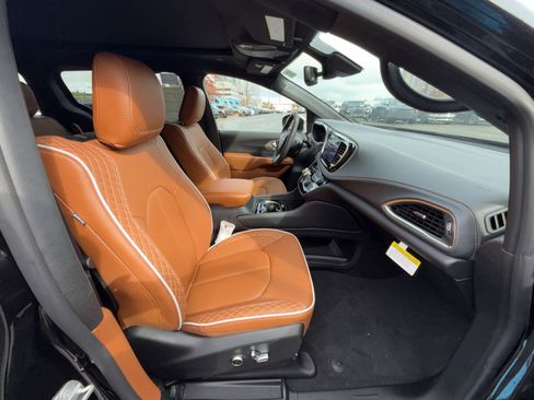 New 2026 Chrysler Pacifica Pinnacle image 28