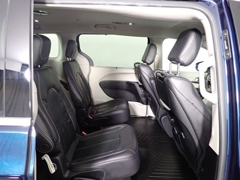 Used 2022 Chrysler Pacifica Touring-L w/ Uconnect Theater Family Group image 38