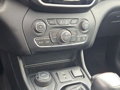 Used 2022 Jeep Cherokee Limited AWD/4WD image 28