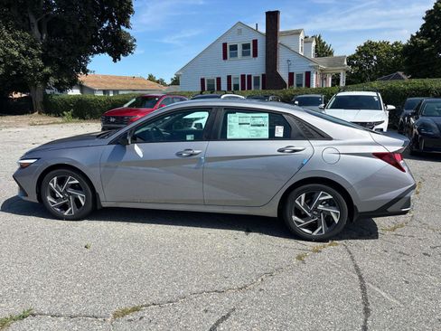 Used 2025 Hyundai Elantra Sport FWD image 2