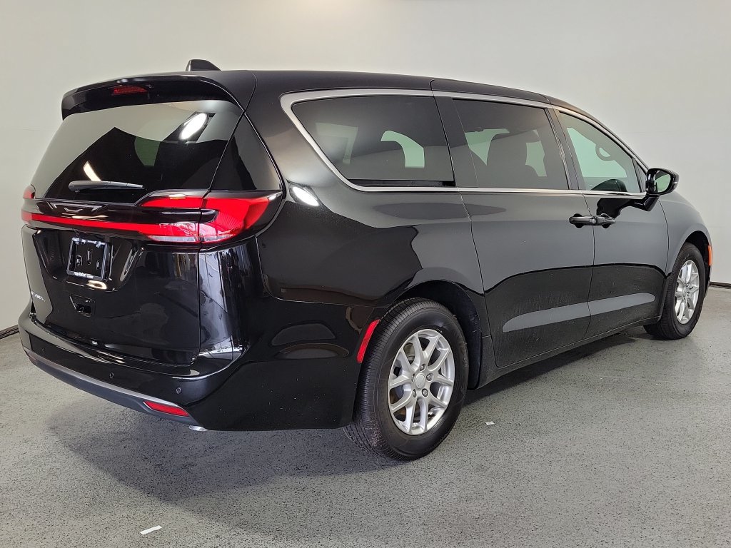 New 2027 Chrysler Pacifica Select FWD image 6