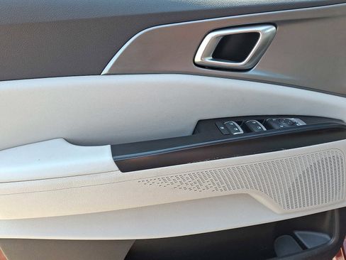 Used 2024 Kia Carnival LX FWD image 10