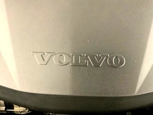 Used 2022 Volvo XC40 T4 Momentum image 35