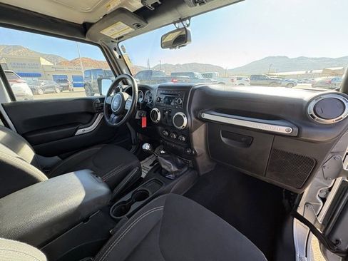 Used 2017 Jeep Wrangler Rubicon w/ Power Convenience Group image 15