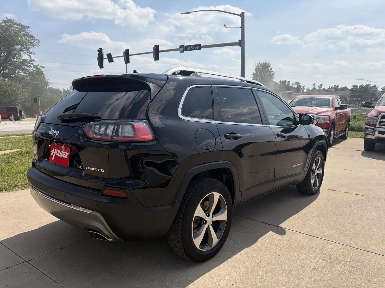Used 2019 Jeep Cherokee Limited AWD/4WD image 8