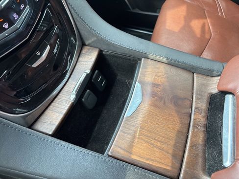 Used 2017 Cadillac Escalade ESV Luxury image 29