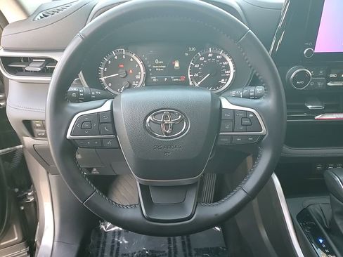 Used 2024 Toyota Highlander LE image 20