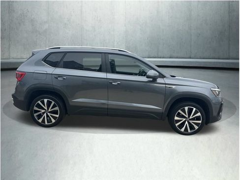 Used 2024 Volkswagen Taos SE FWD image 6