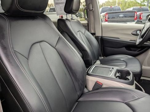 Used 2023 Chrysler Pacifica Touring-L FWD image 15