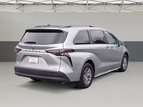 Used 2024 Toyota Sienna XLE image 7