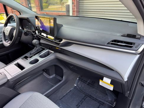 Used 2026 Toyota Sienna LE AWD/4WD image 14