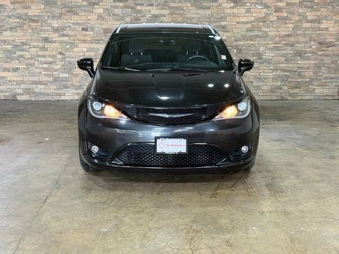 Used 2018 Chrysler Pacifica Touring Plus w/ S Appearance Package FWD image 2