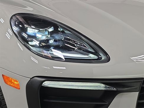 Used 2025 Porsche Macan image 12