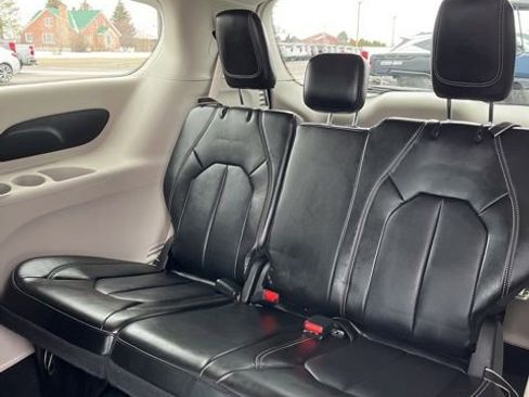 Used 2024 Chrysler Pacifica Touring-L FWD image 32