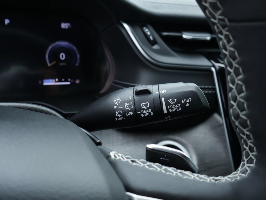 Used 2023 Jeep Grand Cherokee L Limited w/ Black Appearance Package AWD/4WD image 40