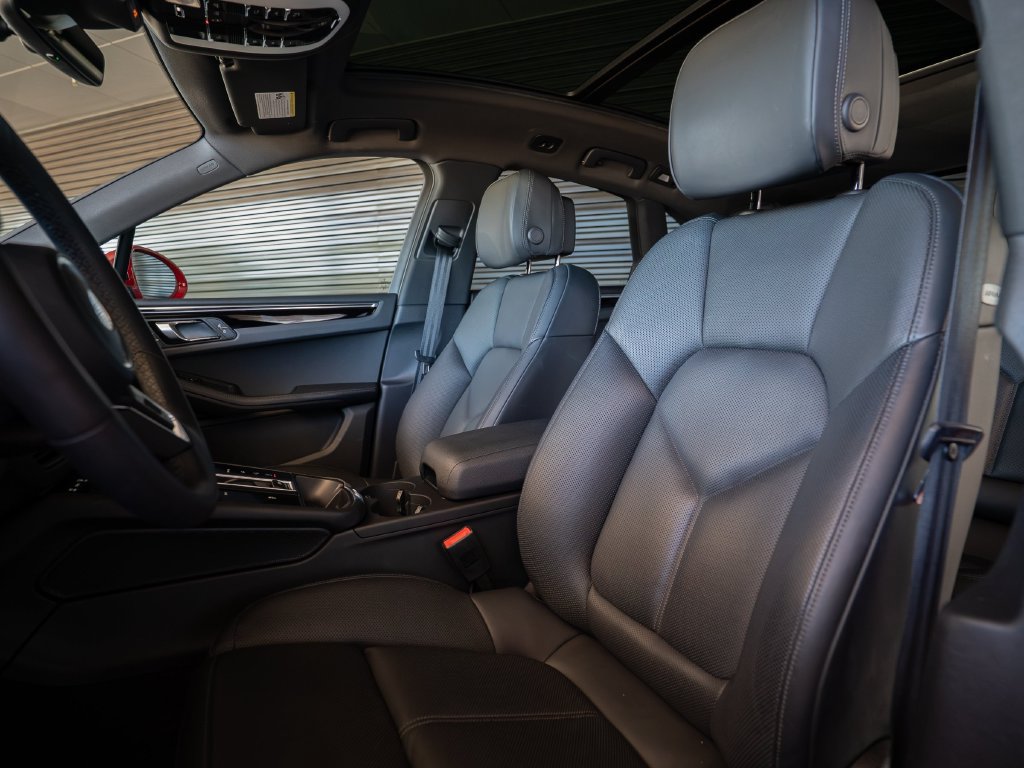 Certified 2023 Porsche Macan AWD/4WD image 5