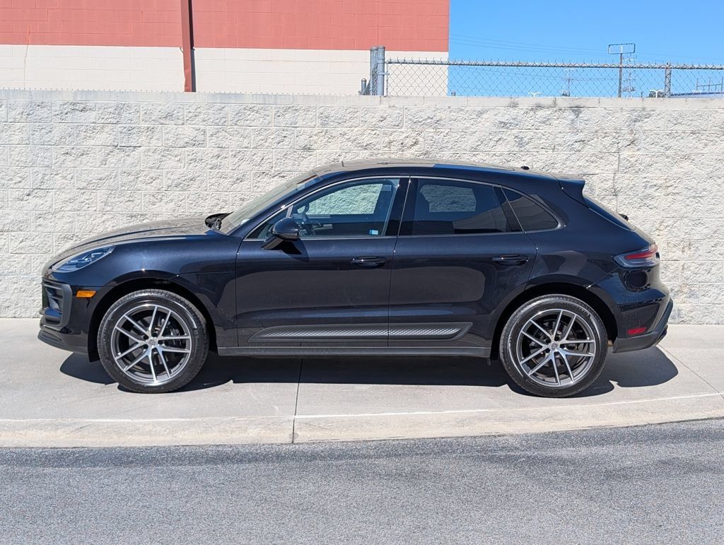 Certified 2025 Porsche Macan AWD/4WD image 2