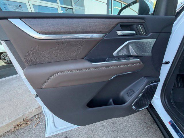 New 2027 GMC Acadia Denali Ultimate w/ LPO, Floor Liner Package AWD/4WD image 4