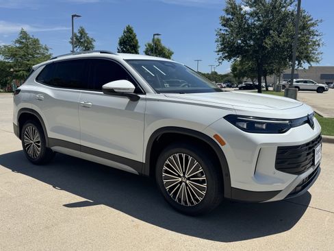 Certified 2025 Volkswagen Tiguan S image 32