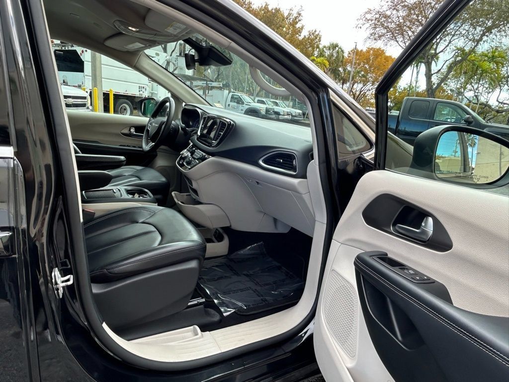 Used 2023 Chrysler Pacifica Touring-L FWD image 28