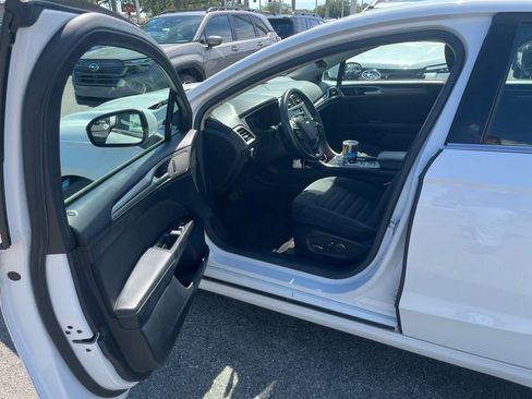 Used 2017 Ford Fusion SE FWD image 4