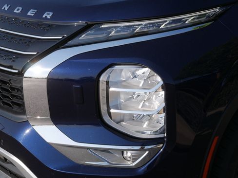 Used 2023 Mitsubishi Outlander SE AWD/4WD image 16