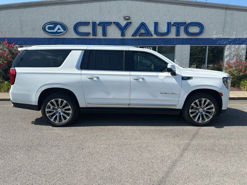Used 2021 GMC Yukon XL Denali w/ Denali Premium Package AWD/4WD image 3