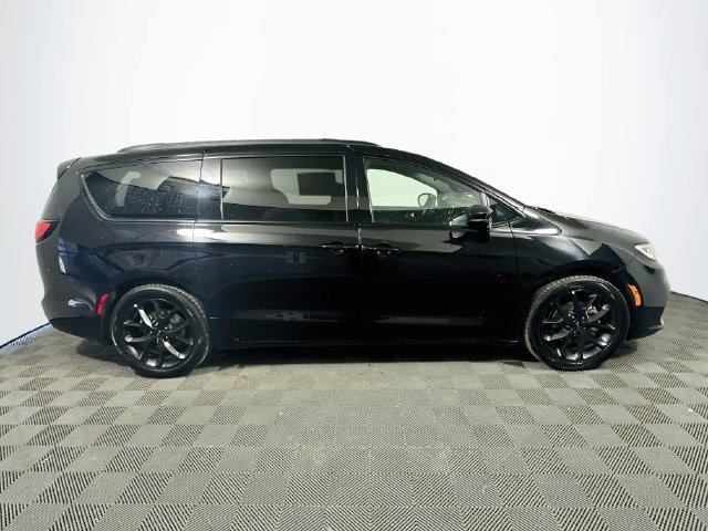 Used 2025 Chrysler Pacifica Limited FWD image 9