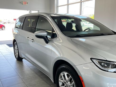 Used 2023 Chrysler Pacifica Touring FWD image 5