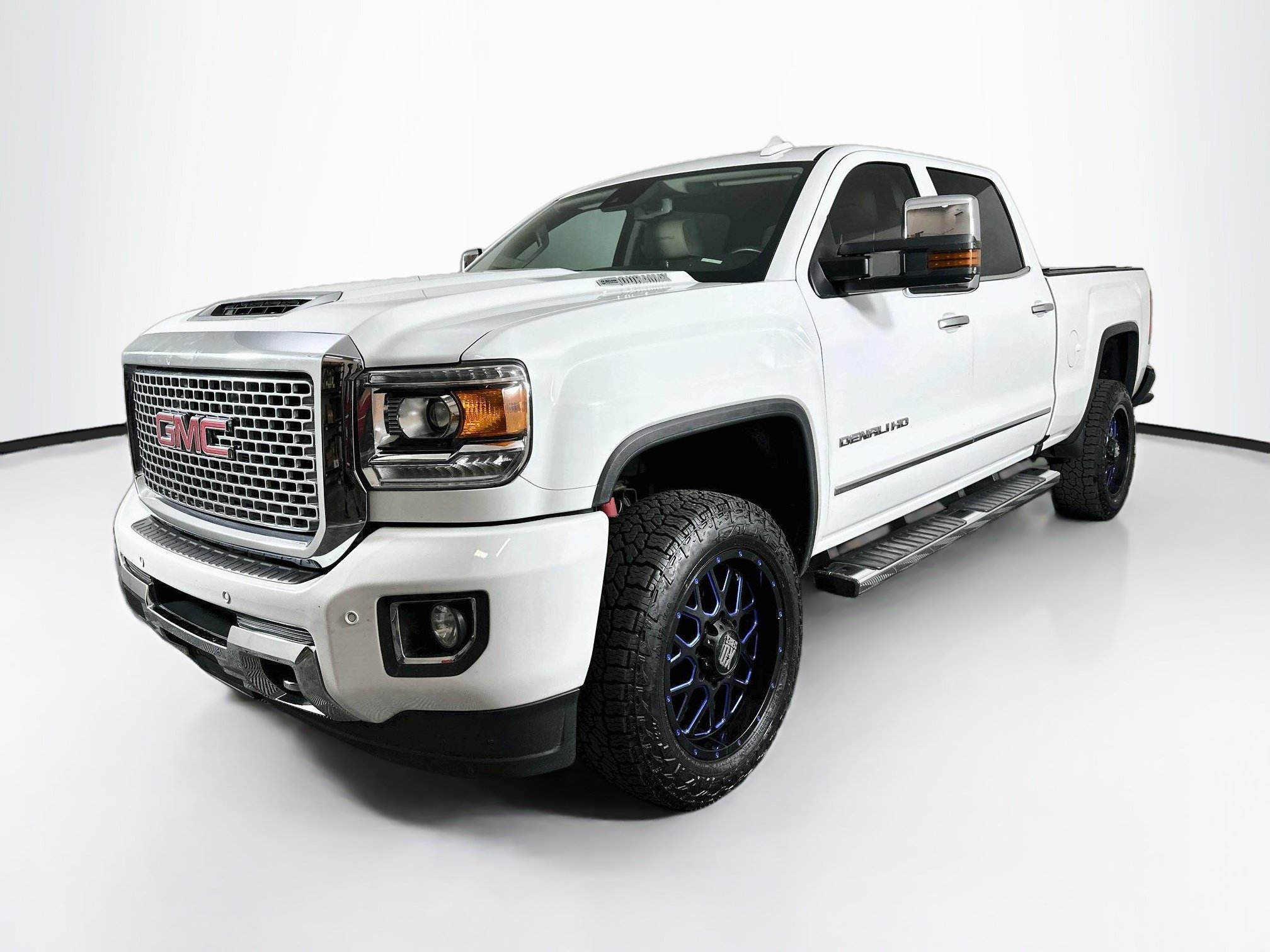 Used 2017 GMC Sierra 2500 Denali w/ Duramax Plus Package AWD/4WD image 3