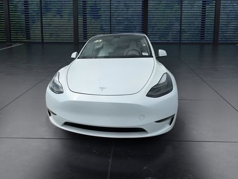 Used 2023 Tesla Model Y Long Range AWD/4WD image 3