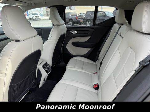 Used 2023 Volvo XC40 B5 Plus image 5