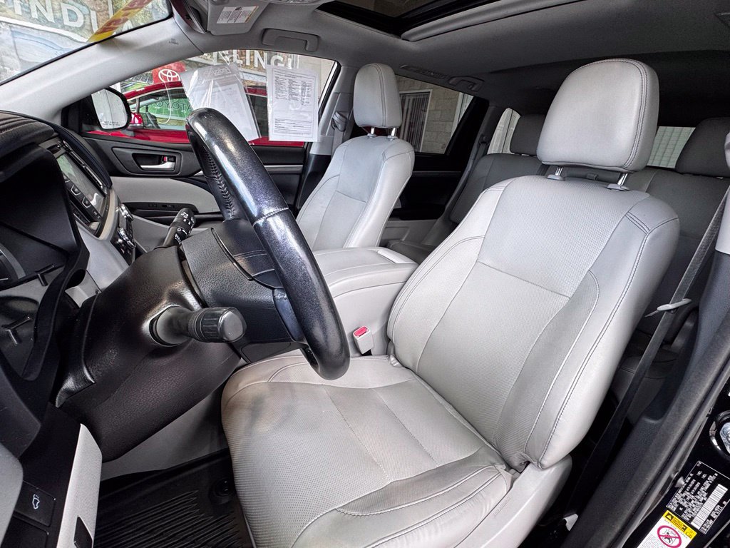 Used 2017 Toyota Highlander Limited AWD/4WD image 20
