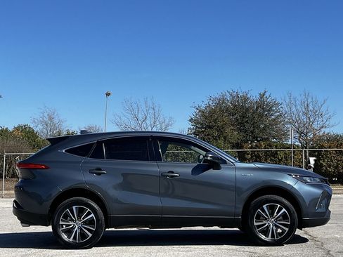 Used 2021 Toyota Venza LE image 3