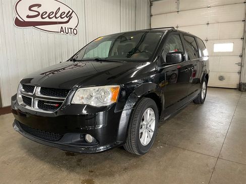Used 2019 Dodge Grand Caravan SXT image 2