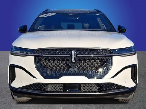 Used 2025 Lincoln Nautilus Reserve image 2