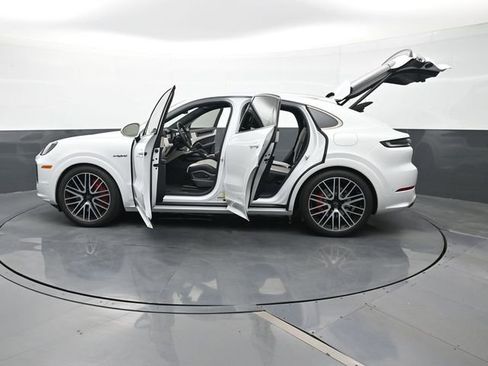 Used 2025 Porsche Cayenne Turbo image 30