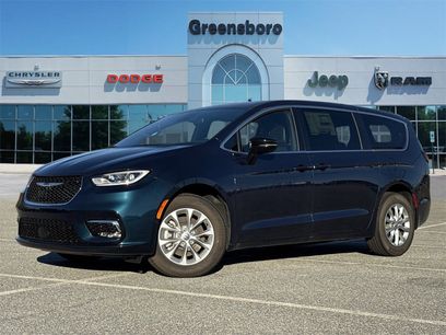 New 2025 Chrysler Pacifica Select