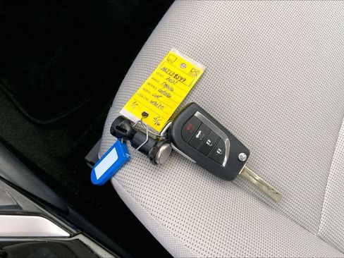 Used 2021 Toyota Corolla LE FWD image 15