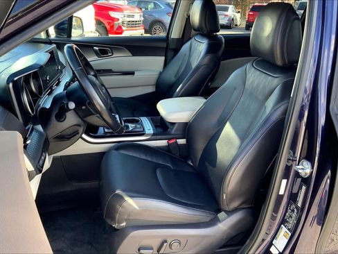 Used 2022 Kia Carnival LX image 7