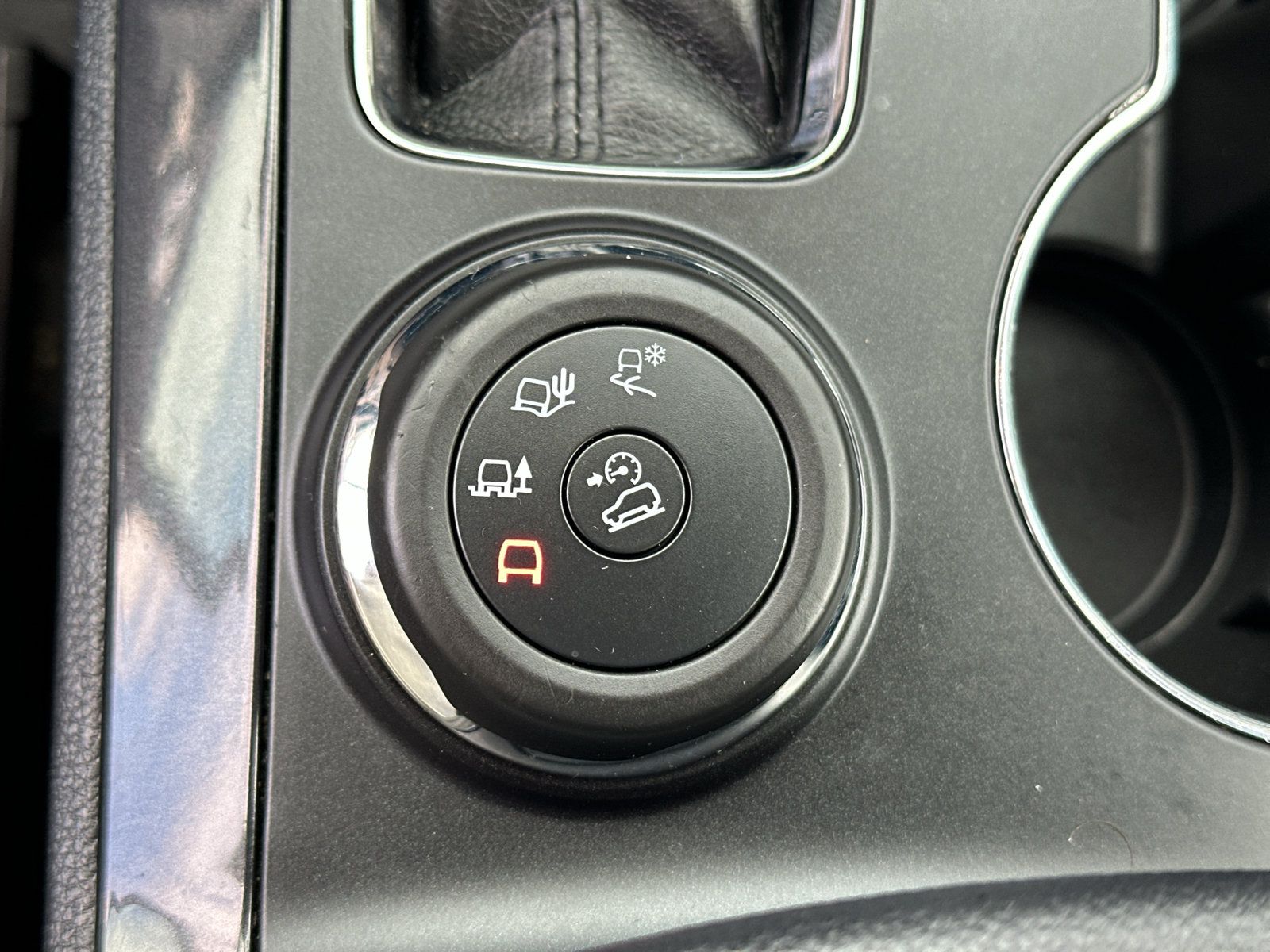 Used 2018 Ford Explorer XLT w/ Equipment Group 202A AWD/4WD image 26