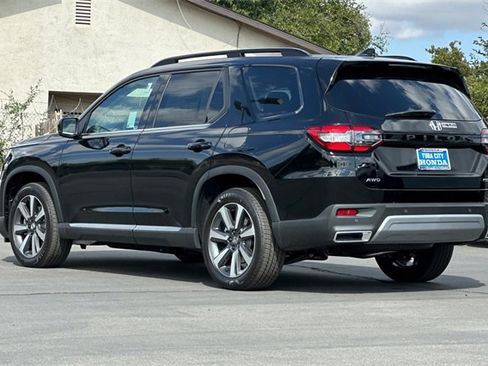 New 2025 Honda Pilot Touring image 6
