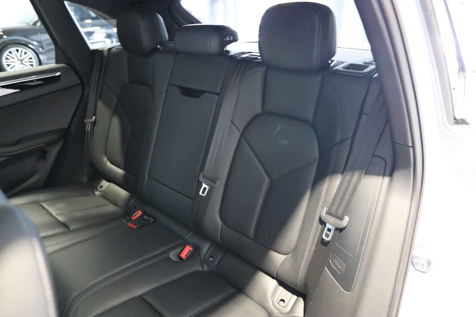 Used 2025 Porsche Macan AWD/4WD image 18