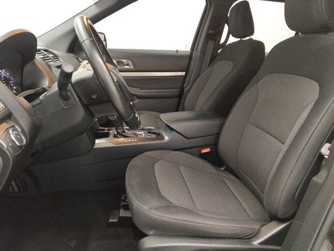 Used 2018 Ford Explorer XLT image 17