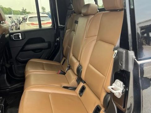 Used 2020 Jeep Gladiator Rubicon w/ Advanced Safety Group AWD/4WD image 14
