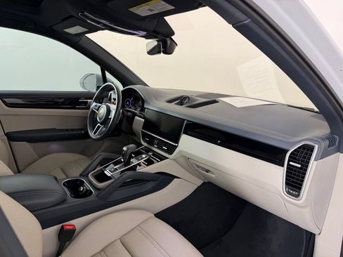 Used 2022 Porsche Cayenne AWD/4WD image 13
