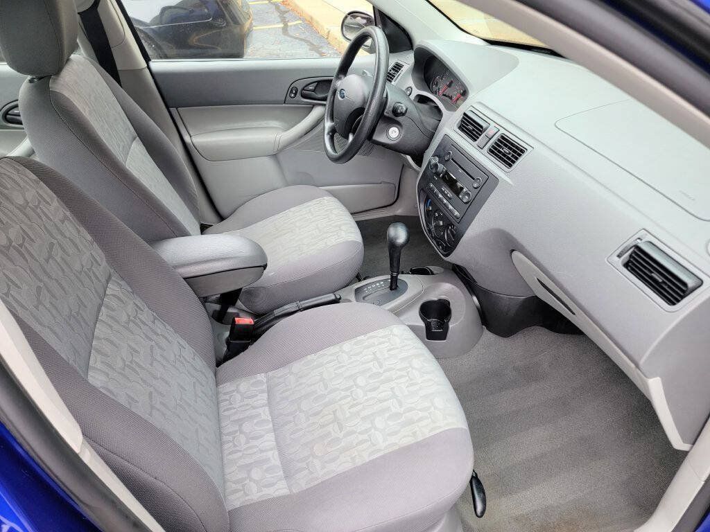 Used 2005 Ford Focus ZX4 Sedan FWD image 17