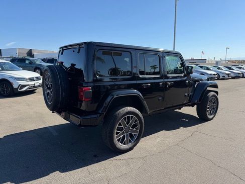 Used 2022 Jeep Wrangler Unlimited Sahara AWD/4WD image 6