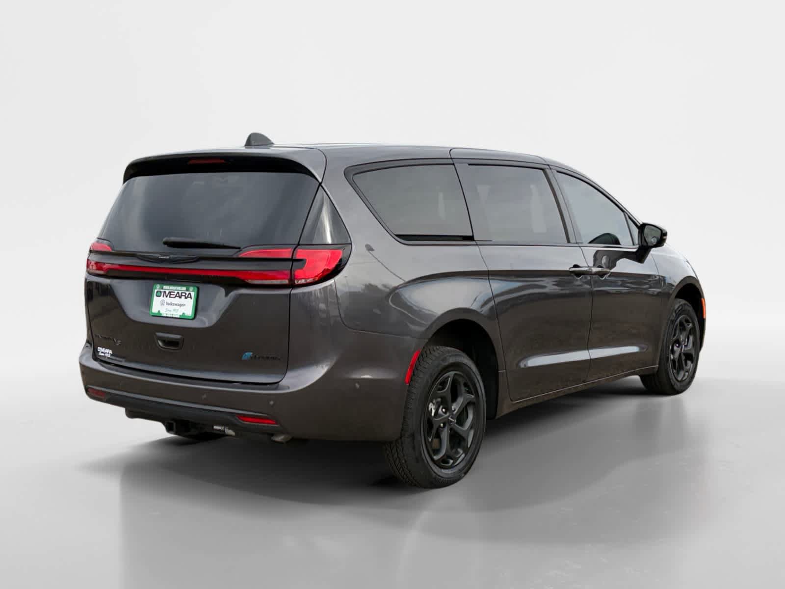 Used 2023 Chrysler Pacifica Limited w/ Uconnect Theater Family Group FWD image 9