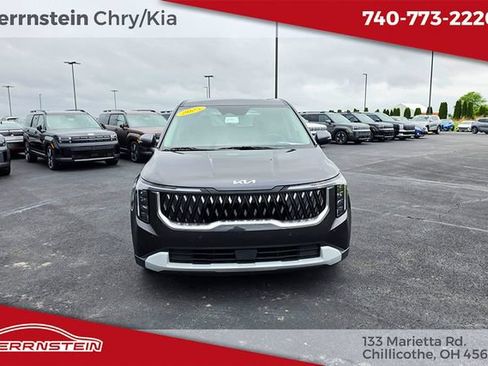 Used 2025 Kia Carnival FWD image 2
